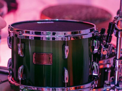 Bateria. Bandas icônicas como The Rolling Stones e Led Zeppelin são exemplares perfeitos dessa capacidade de criar uma conexão visceral com o público. Os Rolling Stones, com seu som energético e letras provocativas, sempre se destacaram pela habilidade de canalizar tanto a euforia quanto a rebeldia juvenil. Canções como "Satisfaction" e "Paint It Black" são emblemáticas de sua habilidade de misturar melodia e ritmo de maneira a envolver emocionalmente os ouvintes