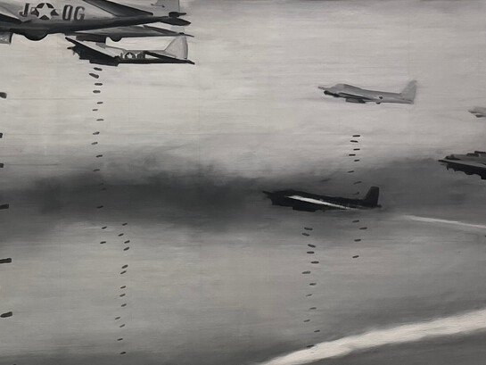 Bombers (1963) de Gerhard Richter est une peinture photographique austère en noir et blanc représentant des avions américains bombardant Dresde, la ville de son enfance, reflétant sa relation complexe avec l'histoire allemande et la guerre