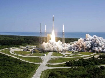 Il 30 luglio 2020, un razzo Atlas V 541 della United Launch Alliance è decollato dallo Space Launch Complex 41 della Cape Canaveral Air Force Station in Florida, trasportando il rover Mars Perseverance e l'elicottero Ingenuity della NASA. Il rover fa parte del programma di esplorazione marziana della NASA, un progetto a lungo termine di esplorazione robotica del Pianeta Rosso