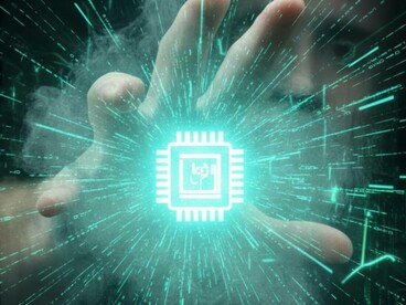 Microchip luminoso al centro di una mano: l'ascesa dei Govcoin e la trasformazione della finanza attraverso la tecnologia dei registri decentrati