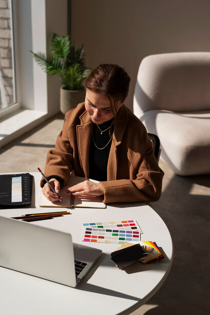 Diseñadora gráfica encargada del diseño de una marca. En el mundo del branding, los arquetipos sirven para ayudar a las marcas a diferenciarse y, entre otras cosas, conectar más emocionalmente con su audiencia