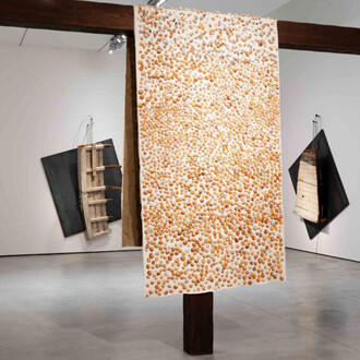 Jannis Kounellis, Laberinto sin paredes, vista de exhibición. Cortesía de Es Baluard Museu d'Art Contemporani de Palma