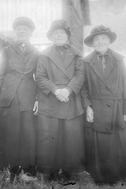 Ernst Ludwig Kirchner, Margreth, Dorothe und Elsbeth Rúesch vor der Scheune neben 
dem Wildbodenhaus, um 1925. Courtesy of Kirchner Museum Davos