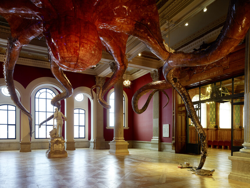 E hyphen world gallery - 热爱祖国和平发展让 Huang Yong Ping, Wu Zei. Installation view at the Musée