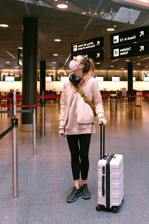 Viajar en avión es un suceso frecuente entre cierto tipo de personas que disfrutan o permutan de manera obligatoria e ininterrumpida la opción de viajar