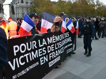 O coletivo "Patriotas da Diversidade" nas comemorações do 10º aniversário dos atentados de 13 de novembro de 2015 na França, na Place de la République, em Paris. Não sei bem para onde olhei, mas notei o vibrar insistente de meu celular. Meio ensonado, fui ver. Era um número diferente. Não era da Europa, da França nem de Paris. Tinha as iniciais do Brasil