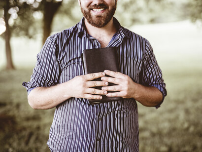 Estas narrativas se infiltran en la vida cotidiana con la sutileza de la propaganda, colonizando imaginarios y emociones