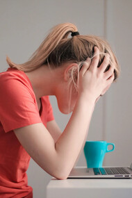 Mujer agobiada frente a un ordenador