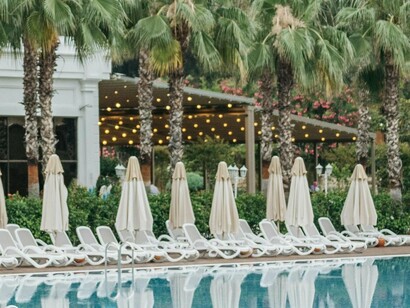 Em alguns locais, existem até placas com avisos ou então uma dupla de funcionários do hotel, destacados para vigiar e impedir este tipo de situação. Faz lembrar um pouco os avisos nos cafés ou derivados onde só se pode estar nas mesas por um determinado período (cronometrado pelo bom senso). Alguns estabelecimentos têm até este tipo de avisos afixados