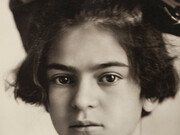Descubra os detalhes fascinantes da vida de Frida Kahlo, desde sua infância em Coyoacán até o acidente que marcou sua trajetória como artista. Conheça suas influências familiares e como superou desafios para se tornar uma figura icônica da arte mexicana