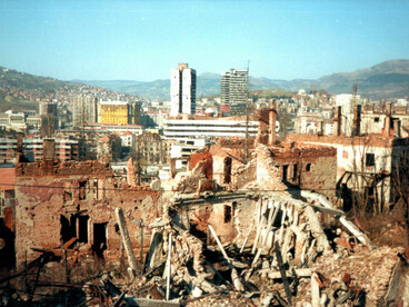 Nunca faltan, en este y otros casos, palabras que nos recuerden la inutilidad tanto de reformas como de revoluciones que pretendan transformar el mundo y cambiar la vida. Asedio al centro de la ciudad, 1992-1995, Sarajevo, Bosnia-Herzegovina