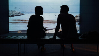 No toda cercanía es contacto, ni toda mirada compartida implica un compromiso con lo que despierta