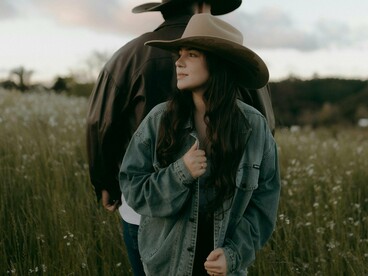 As raízes da gastronomia goiana são profundas. Misturam heranças indígenas, como o uso do milho e da mandioca, com a influência portuguesa, que trouxe os temperos e a tradição dos assados, além da cultura sertaneja, marcada pela criação de gado e pelo aproveitamento dos ingredientes do cerrado