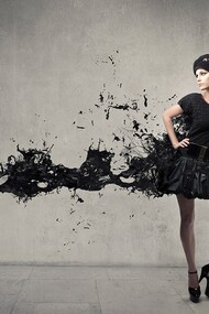 Uma mulher em um terno que derrete