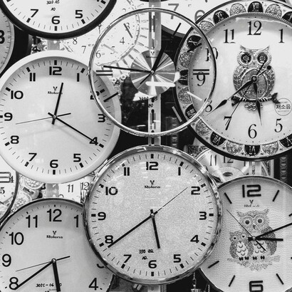 Fomenko utilizza matematica, astronomia e analisi statistica per dimostrare che molte date storiche sono state falsificate o duplicate