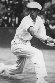 René Lacoste, fundador de la marca Lacoste, jugando al tenis