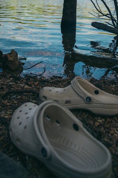  Le stampe animalier, iconiche per il loro spirito audace, si abbinano perfettamente alle Crocs, dando vita a un look giocoso e al contempo sofisticato