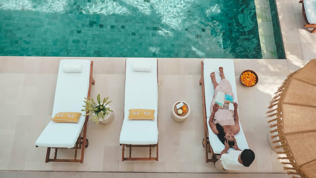 A massage by the pool helps retreat guests find strength, flow, and joy in motion © Photo by Goddess Retreats