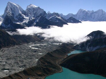 Gokyo Ri, Lago Gokyo. La vetta del Gokyo Ri. Il ghiacciaio Ngozumpa, il più grande e lungo ghiacciaio dell'Himalaya, si trova al di sotto, insieme a una vista mozzafiato sulle vicine Cholatse, Taboche, Kangtega, Thamserku e altre vette.  Nepal, Himalaya
