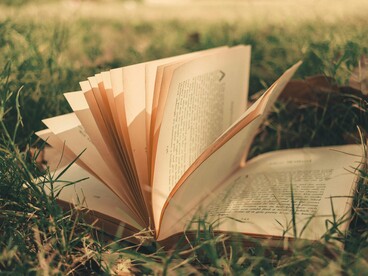 Também na Antiguidade grega, outros filósofo, Aristóteles, propunha uma classificação dos gêneros literários que se observa ainda hoje. Para esse filósofo, os gêneros literários devem ser classificados de acordo com sua função estética