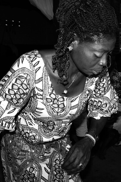 Donne adepte danzano il ritmo blekete, tipico delle cerimonie Gorovodun, in un santuario vodun nel quartiere di Klikame, Lomé, Togo.  La demonizzazione del Voodoo da parte dell’Occidente è il risultato di incomprensioni culturali e razzismo storico