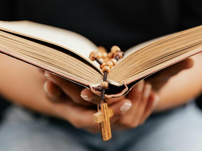 Portanto, como o apóstolo Paulo diz às igrejas da Galácia, em Gálatas, versículo 5, capítulo 1: "Foi para a liberdade que Cristo nos libertou. Portanto, permaneçam firmes e não se deixem submeter novamente a um jugo de escravidão"