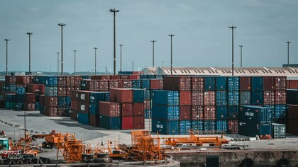 Conteiners para exportação. Se não fosse pouco, encerram com os cursos de graduação em international business, na mesma década passada, substituindo e incrementando os dos negócios por graduações de relações internacionais, de estrutura curricular política apenas e portanto, abstrata e sem as disciplinas técnicas, exatas e de raciocínio lógico necessário e fundamental, voltado ao empreendedorismo de âmbito internacional. Tão importante diga-se de passagem, como foi para aquelas nações que alcançaram uma renda média alta, conquistada com produtividade científica e económica associada, durante os últimos 40 anos, a exemplo dos Tigres Asiáticos