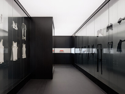 Helmut Lang, Séance de travail 1986–2005, exhibition view. Courtesy of MAK