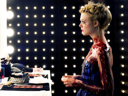 Las modelos que la rodean no buscan admirarla, sino absorber aquello que perciben como su fuente de poder