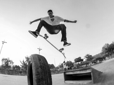 Pegou o skate, desceu a rampa e foi embora, engolindo o choro que insistia em voltar. Marina o viu de longe. Quase chamou. Mas não chamou. Porque não sabia o que diria se ele virasse. Porque, talvez, ela também tivesse medo do que poderia acontecer se tudo aquilo saísse do lugar de segurança onde sempre esteve: o silêncio