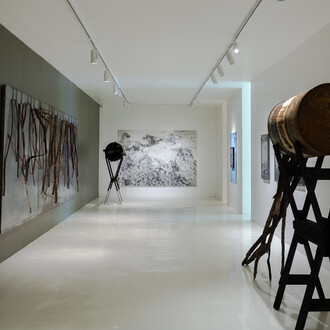 Varios artistas, Índex VII: XX, vista de exhibición. Cortesía de la Galería Hilario Galguera