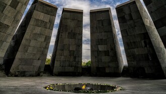 Armenian Genocide Memorial, Yerevan, Armenia. Il genocidio è l’eliminazione sistematica di un gruppo etnico, religioso o culturale, spesso perpetrata con l’intento di cancellare completamente la sua esistenza