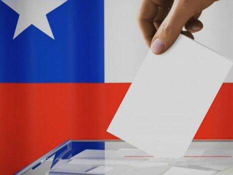 Ocho candidatos se postularon a presidente,  ninguno estuvo cerca de conseguir la mayoría necesaria para ganar directamente, lo que resultó en una segunda vuelta el 14 de diciembre. Una mano depositando su voto en una urna, con la bandera nacional de Chile de fondo