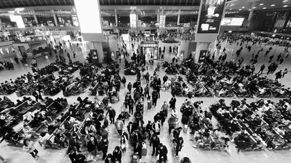 A bagunça impera na pista interna do aeroporto! Para chegarmos na área de embarque, temos que passar pela área de desembarque, com táxis especiais, comuns e carros de passeio tentando resgatar alguém que acabou de chegar à direita ao mesmo tempo em que outros tentam sair do aeroporto à esquerda. Todo este volume de veículos concorre pelo espaço com os carros que apenas querem chegar até a área do embarque. Chegando a área de embarque outro problema: Como encostar o carro junto ao passeio para propiciar o desembarque do passageiro? O espaço de uma outra época já nitidamente saturado para receber a demanda de carros. Caos! Caos! Caos!