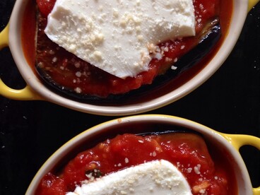 La Campania la considera un caposaldo della cucina napoletana, con salsa di pomodoro ricca, mozzarella fior di latte e una struttura più morbida e filante