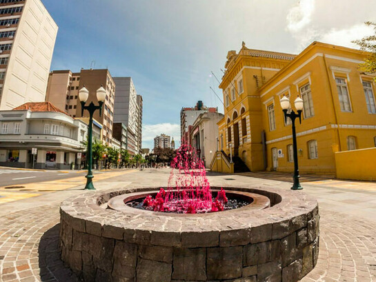 Bento não é apenas a capital brasileira do vinho é um lugar onde o tempo parece andar devagar, onde as pessoas ainda se cumprimentam na rua e onde o trabalho nas vinícolas faz parte da rotina de muitas famílias há gerações. É uma cidade que carrega o sotaque italiano em cada esquina e o orgulho de quem aprendeu com os antepassados a transformar uvas em histórias