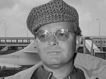 Truman Capote em 1968. Em 1959, o assassinato brutal da família Clutter, em Holcomb, Kansas, rompeu a tranquilidade de uma comunidade rural norte-americana e despertou o interesse da imprensa de todo o país