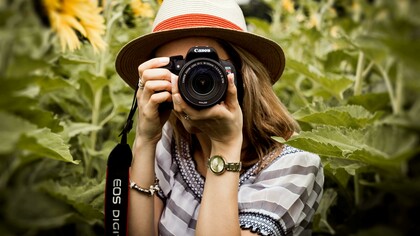 La lectura integral de una fotografía aparentemente simple revela múltiples capas de sentido a través del color, la técnica y la composición