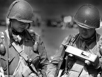 Lembro do cheiro do pão que mamãe fazia quando o forno funcionava direito. Lembro de papai me levantando no alto, tão alto que eu achava que dava para tocar as nuvens. Não lembro do rosto dele certinho, só lembro da força dos braços e da risada grossa que vibrava no peito