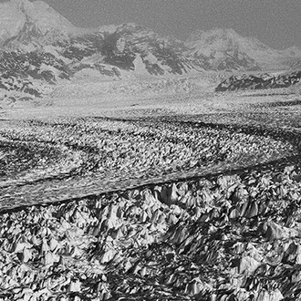 Sebastião Salgado, Un ghiacciaio che si stacca, accanto gli effetti della progressiva erosione. Ghiacciaio Grey, Campo de Hielo, Parco Nazionale Torres del Paine, Patagonia, Cile, 2007. Mit freundlicher genehmigung des Mart