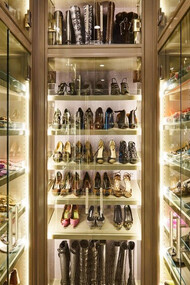 Le nostre scarpiere sono zeppe di calzature ma sembra che a noi non bastino mai 