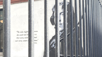 Fresco de Oscar Wilde, en Trinity College, Dublin, Irlanda. Foto: Jorge M. González