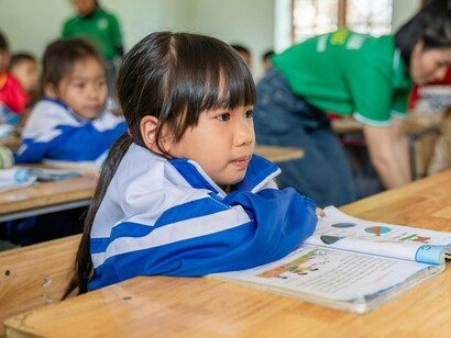 Crianças em sala de aula. Paulo Freire, frequentemente apropriado por diferentes campos ideológicos, também insistiu na importância do diálogo e da problematização. Em "Pedagogia do Oprimido", ele escreve: "Ensinar não é transferir conhecimento, mas criar as possibilidades para a sua própria produção ou a sua construção"




