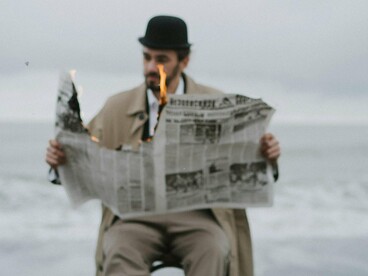 A escola pode até deixar de lado o trabalho com alguns gêneros como receita médica, ata de condomínio, escritura pública, uma vez que, dada a diversidade dos gêneros, jamais conseguirá contemplar todos. Raramente poderá deixar de contemplar gêneros textuais ligados à esfera literária, já que tais textos podem ser considerados modelares