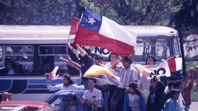 Chilenos celebrando el triunfo del No en el plebiscito de 1988. La experiencia democrática chilena muestra que los mayores avances políticos y sociales se alcanzan cuando prima la búsqueda de acuerdos amplios, la confianza institucional y una visión de largo plazo por sobre la confrontación permanente