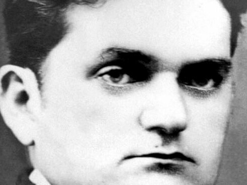 O jovem Câmara Cascudo. Cascudo descobre um ótimo expediente para batizar os bichos que põe em cena, criaturas do espaço do romancista. Enxerga-os como indivíduos que merecem um nome inventado, porém, comum a cada gênero porque são muitos, como as baratas e os ratos, e porque se sucedem rapidamente no quintal, por força da curta duração de suas vidas