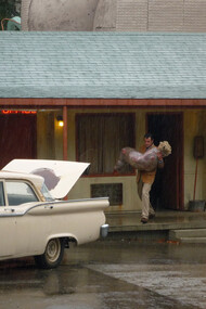 Norman Bates, notório psicopata personagem de Alfred Hichtcock, carrega um cadáver em cena do filme "Psicose", de 1960. Se a psicopatia fosse apenas aquilo que Hollywood nos mostra, todos os psicopatas seriam assassinos em série com um sorriso sinistro e um plano mestre. Mas a realidade é muito mais complexa. Será que já nascem assim? É uma questão de traumas de infância? E qual é o papel da alexitimia em tudo isto?