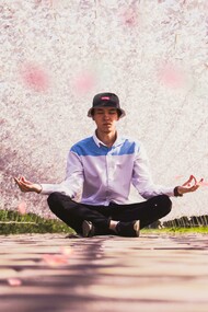 Homem meditando no meio do caminho
