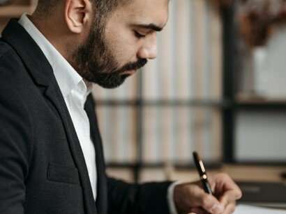 A judicialização da saúde é um fenômeno que revela tanto o avanço da cidadania — já que as pessoas buscam garantir seus direitos — quanto as fragilidades do sistema de saúde brasileiro. Ela mostra que o Estado, em muitos casos, não consegue atender às necessidades da população, forçando o cidadão a recorrer ao Judiciário para obter o que é seu por direito



