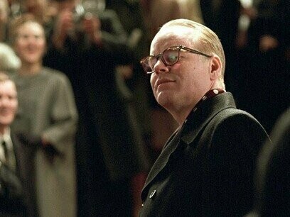 Miller retrata Capote como um homem dividido entre a empatia genuína e o cálculo frio. O filme expõe como o autor se aproxima de Perry Smith não apenas como objeto de estudo, mas como espelho de si mesmo: ambos são figuras deslocadas, marcadas pela infância difícil e pela sensação de não pertencimento